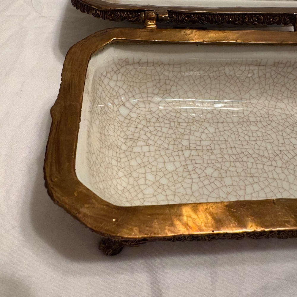 Vintage Blue and Gold Footed Porcelain Trinket Box – Hollywood Regency Style - Picture 5 of 8